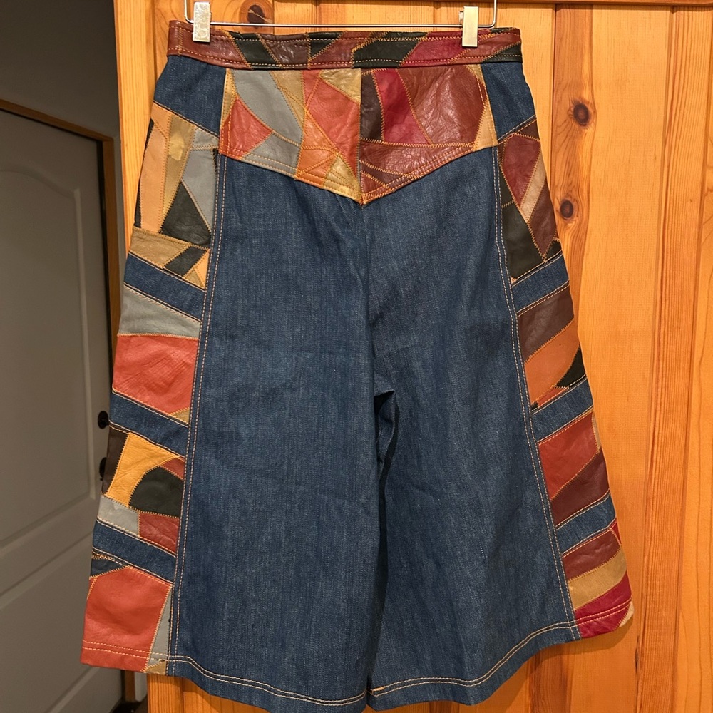 Impeccable Vintage Denim Culottes with Leather Patchwork - Picture 3 of 8